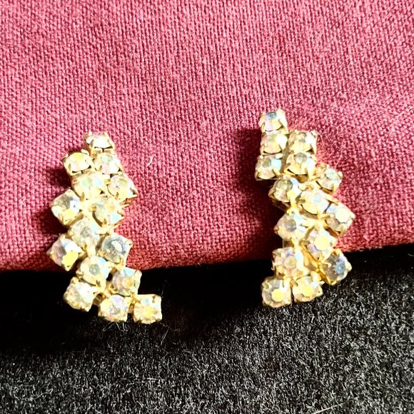 Jewelry - Vintage ‘Confetti’ Crystal Gold Tone Clip Earrings
